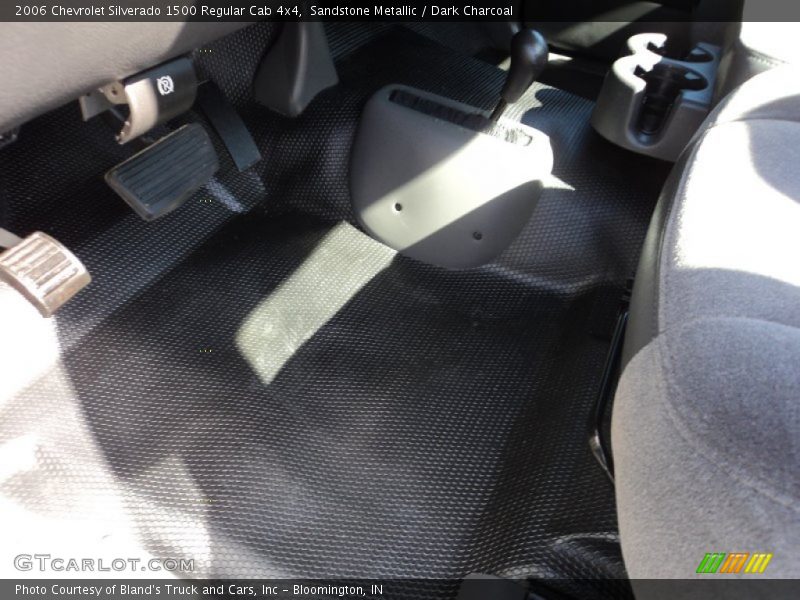 Sandstone Metallic / Dark Charcoal 2006 Chevrolet Silverado 1500 Regular Cab 4x4