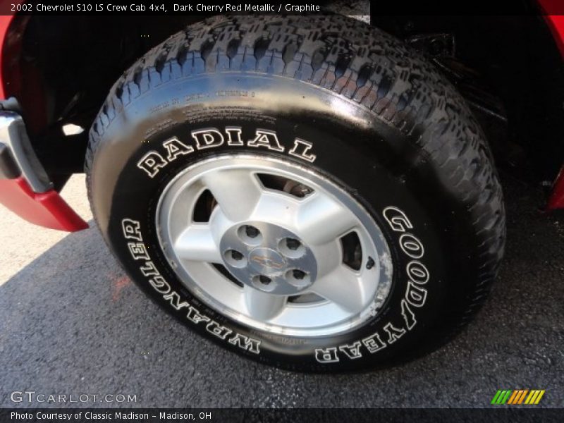 Dark Cherry Red Metallic / Graphite 2002 Chevrolet S10 LS Crew Cab 4x4