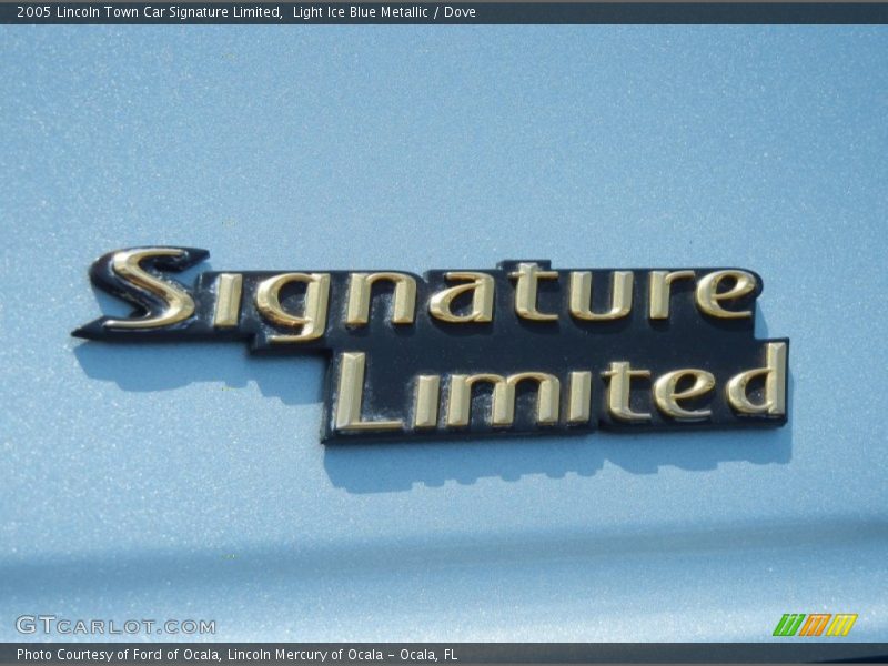 Light Ice Blue Metallic / Dove 2005 Lincoln Town Car Signature Limited