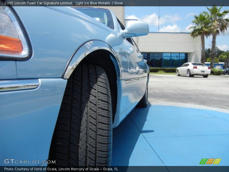 Light Ice Blue Metallic / Dove 2005 Lincoln Town Car Signature Limited