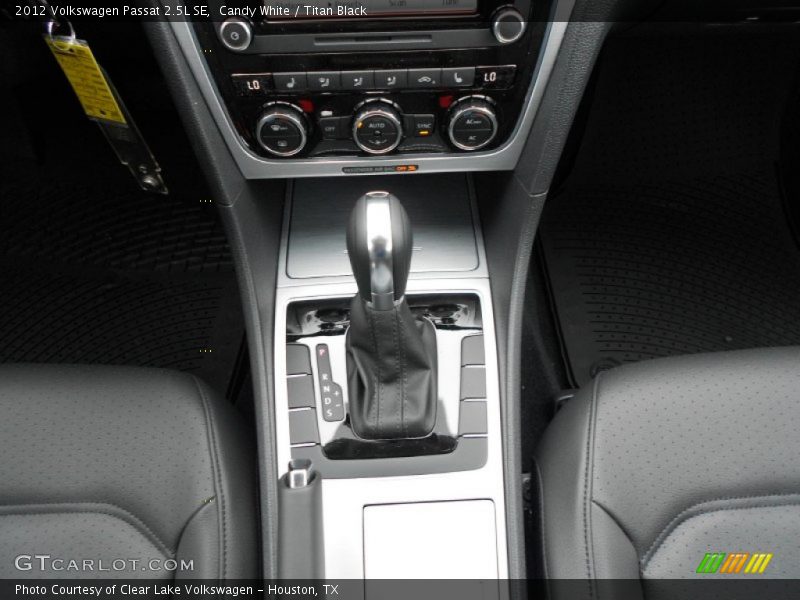 Candy White / Titan Black 2012 Volkswagen Passat 2.5L SE