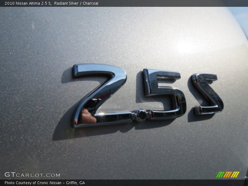 Radiant Silver / Charcoal 2010 Nissan Altima 2.5 S