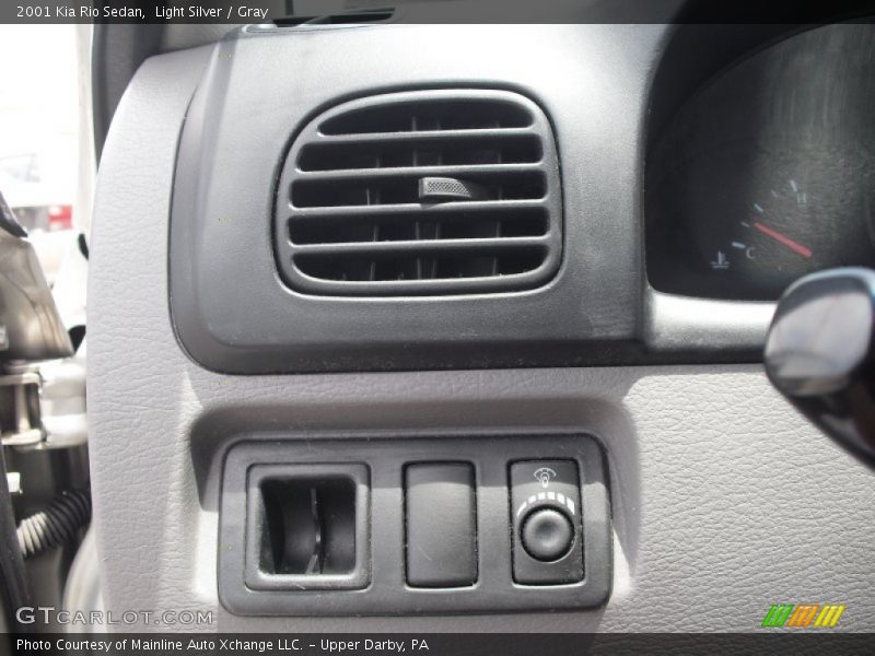 Light Silver / Gray 2001 Kia Rio Sedan