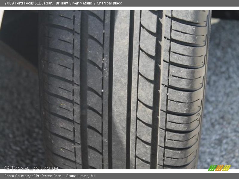 Brilliant Silver Metallic / Charcoal Black 2009 Ford Focus SEL Sedan