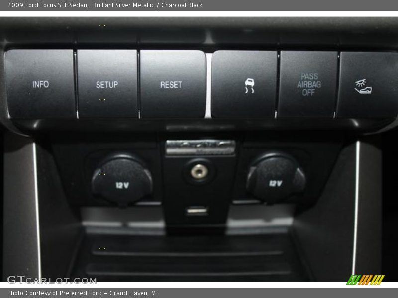 Brilliant Silver Metallic / Charcoal Black 2009 Ford Focus SEL Sedan