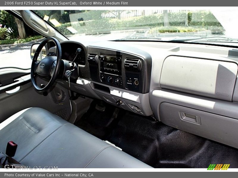 Oxford White / Medium Flint 2006 Ford F250 Super Duty XL SuperCab