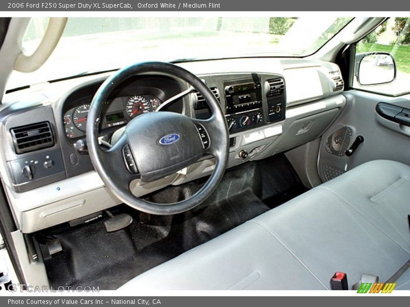 Dashboard of 2006 F250 Super Duty XL SuperCab