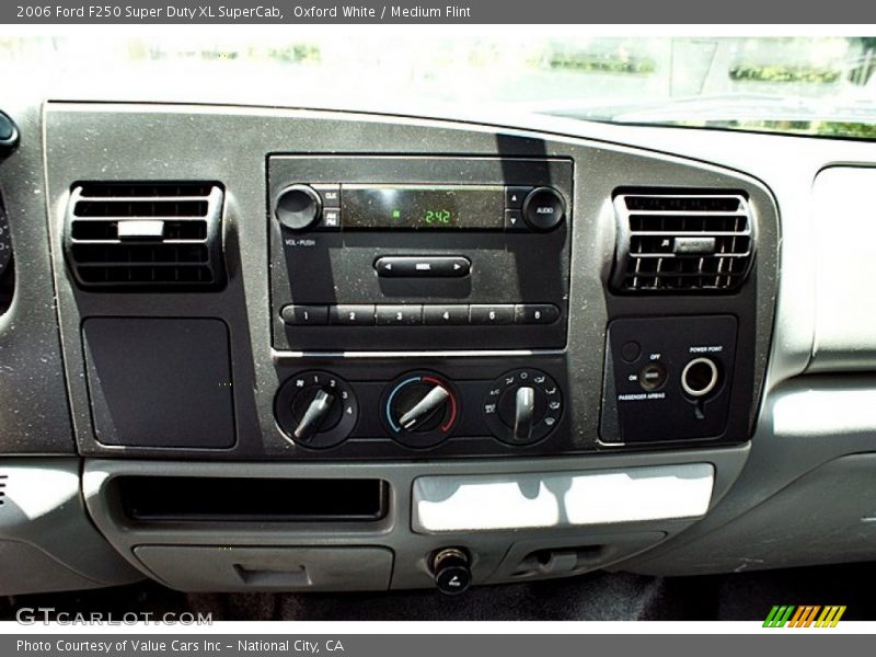 Oxford White / Medium Flint 2006 Ford F250 Super Duty XL SuperCab