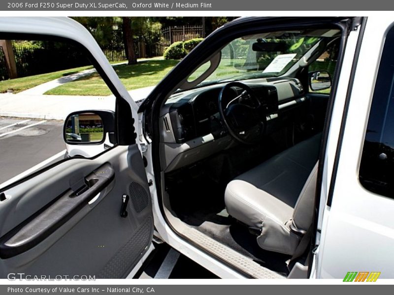 Oxford White / Medium Flint 2006 Ford F250 Super Duty XL SuperCab