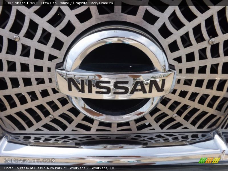 White / Graphite Black/Titanium 2007 Nissan Titan SE Crew Cab