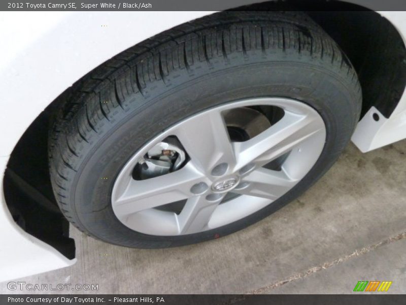 Super White / Black/Ash 2012 Toyota Camry SE