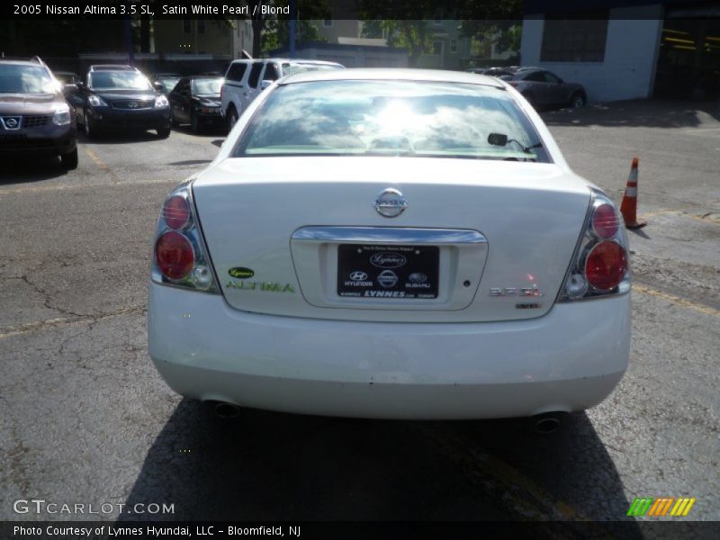 Satin White Pearl / Blond 2005 Nissan Altima 3.5 SL