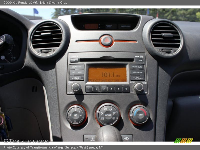 Bright Silver / Gray 2009 Kia Rondo LX V6