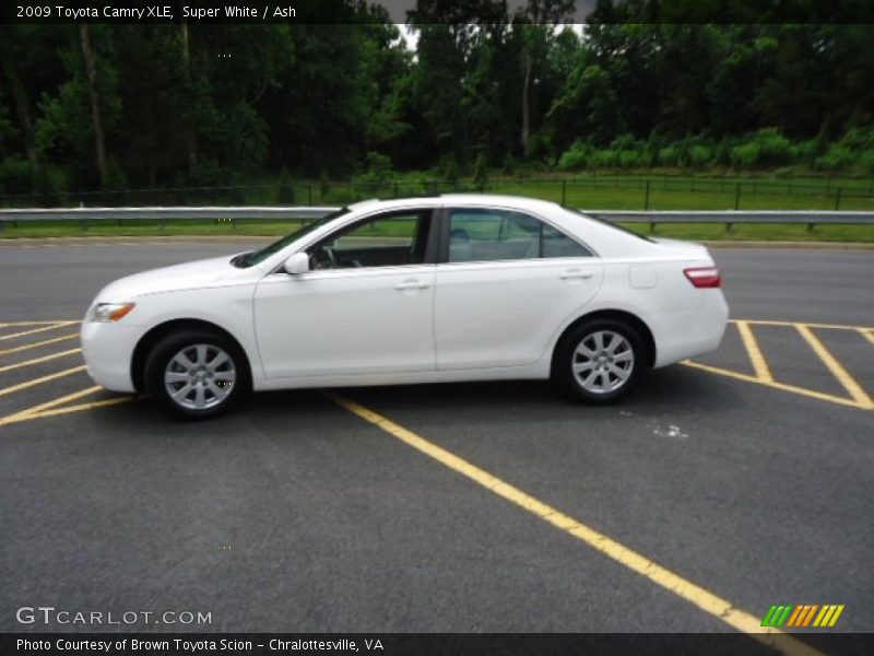 Super White / Ash 2009 Toyota Camry XLE