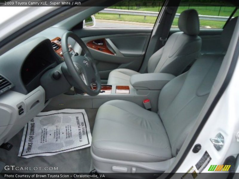 Super White / Ash 2009 Toyota Camry XLE