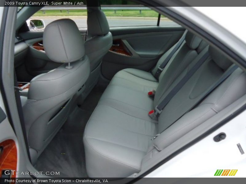 Super White / Ash 2009 Toyota Camry XLE