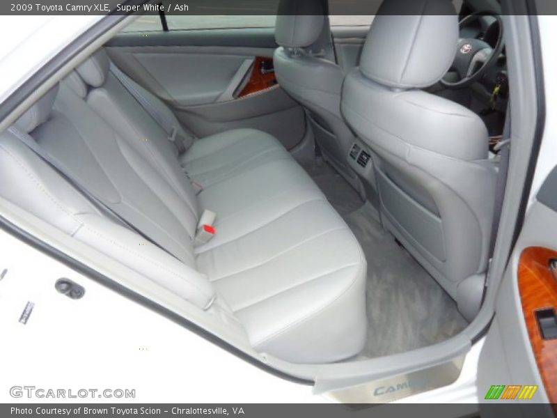 Super White / Ash 2009 Toyota Camry XLE