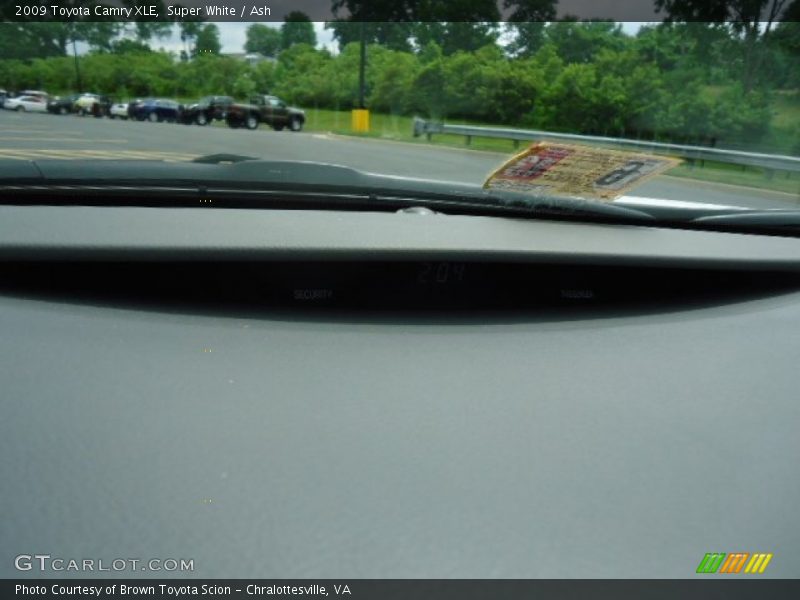 Super White / Ash 2009 Toyota Camry XLE