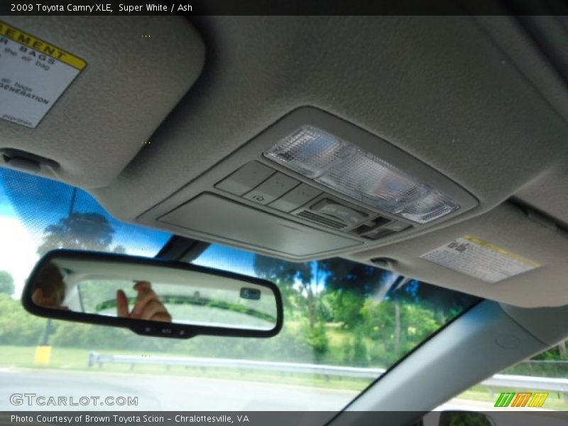 Super White / Ash 2009 Toyota Camry XLE