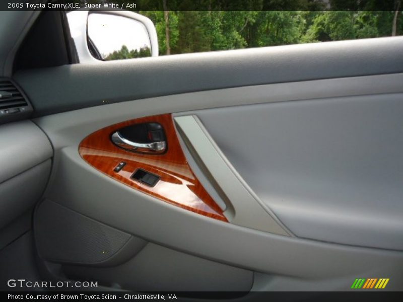 Super White / Ash 2009 Toyota Camry XLE