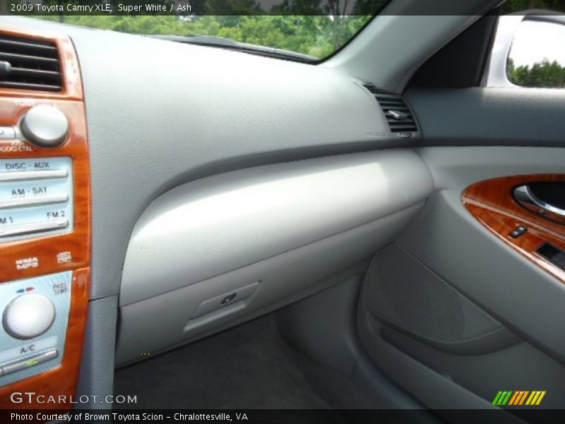Super White / Ash 2009 Toyota Camry XLE