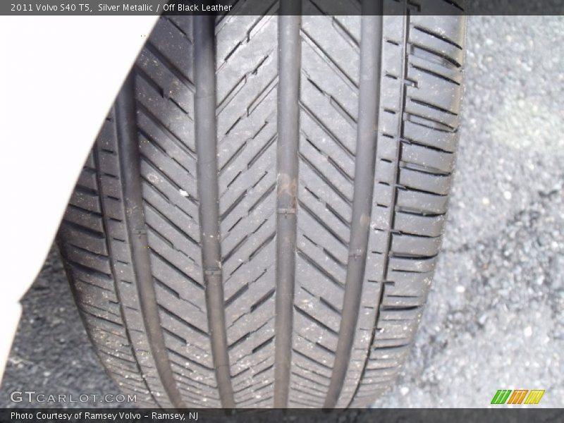 Silver Metallic / Off Black Leather 2011 Volvo S40 T5