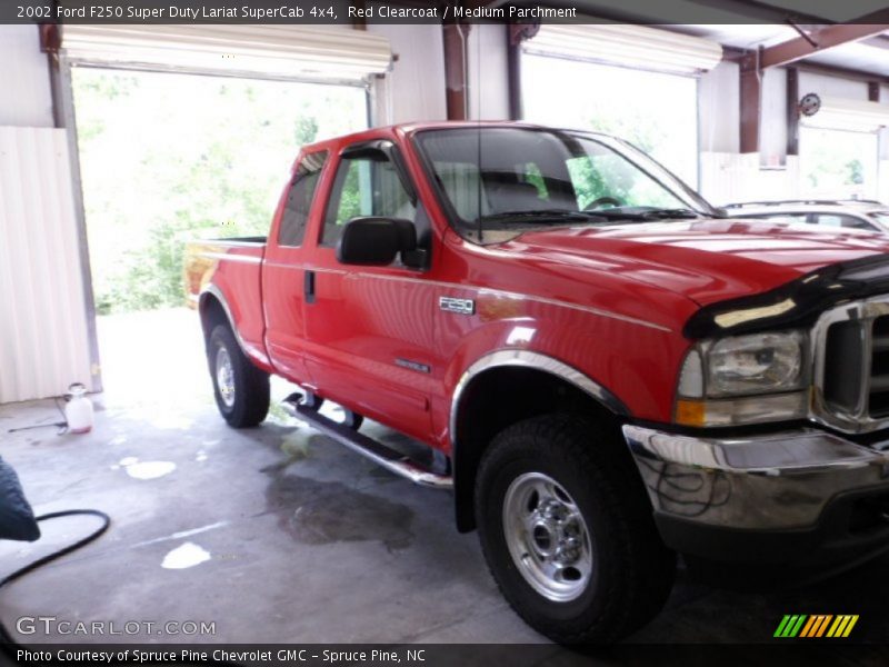 Red Clearcoat / Medium Parchment 2002 Ford F250 Super Duty Lariat SuperCab 4x4