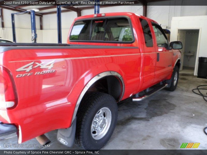 Red Clearcoat / Medium Parchment 2002 Ford F250 Super Duty Lariat SuperCab 4x4