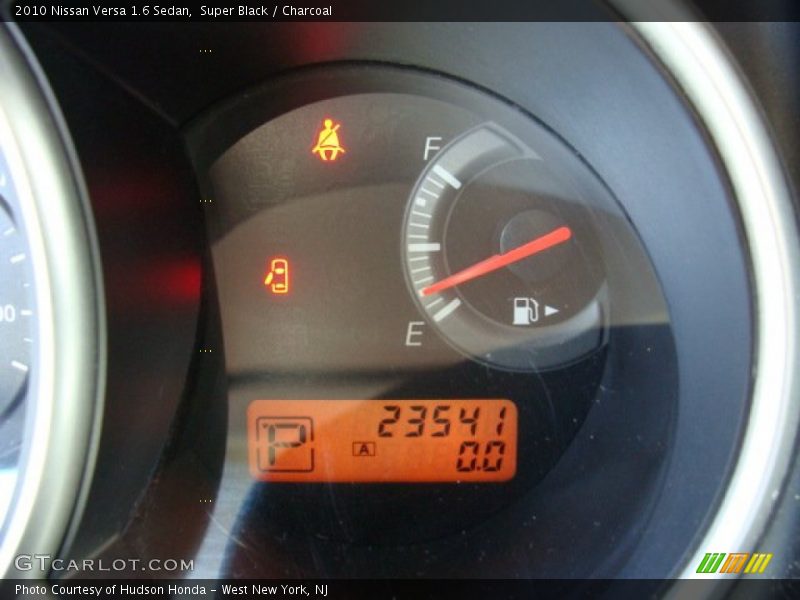 Super Black / Charcoal 2010 Nissan Versa 1.6 Sedan