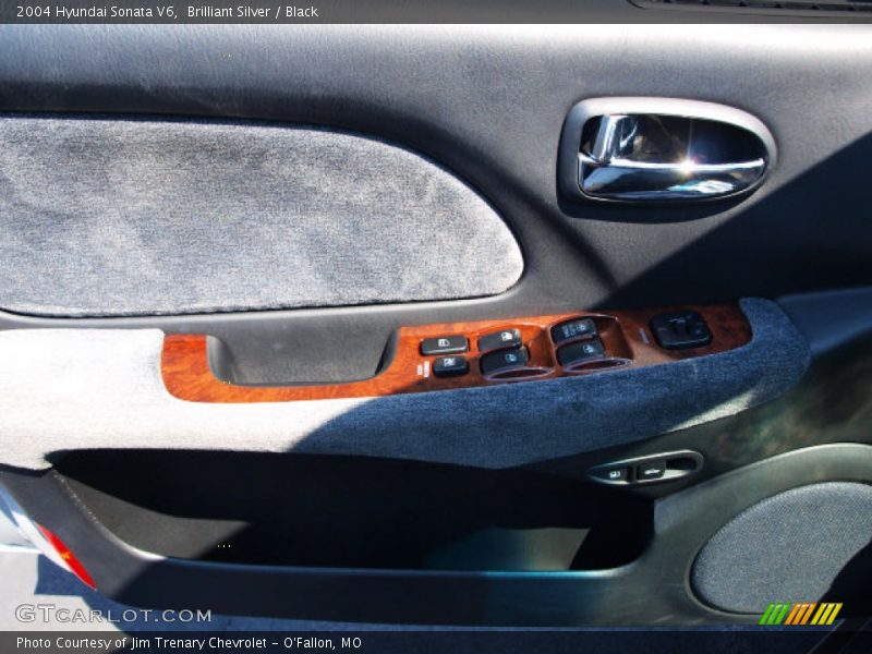 Brilliant Silver / Black 2004 Hyundai Sonata V6