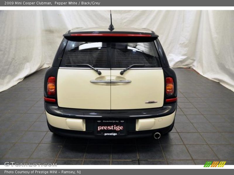 Pepper White / Black/Grey 2009 Mini Cooper Clubman