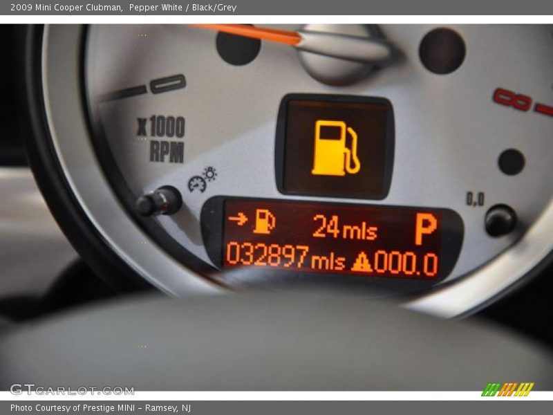 Pepper White / Black/Grey 2009 Mini Cooper Clubman