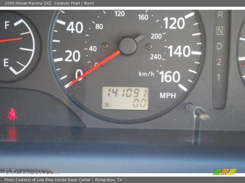 Icelandic Pearl / Blond 2000 Nissan Maxima GXE