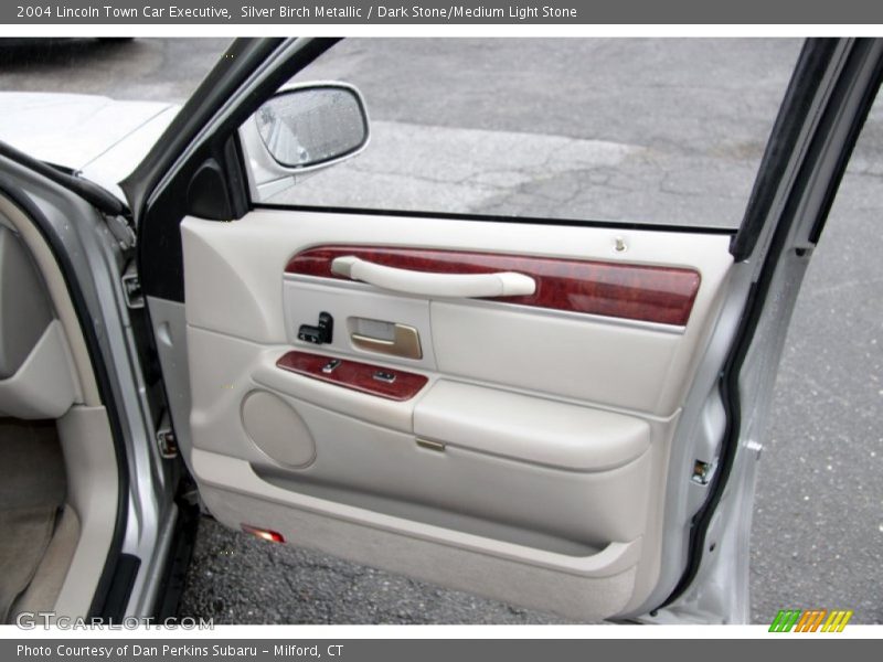 Silver Birch Metallic / Dark Stone/Medium Light Stone 2004 Lincoln Town Car Executive