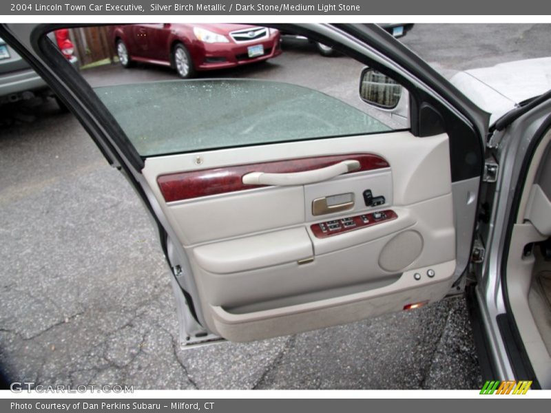 Silver Birch Metallic / Dark Stone/Medium Light Stone 2004 Lincoln Town Car Executive