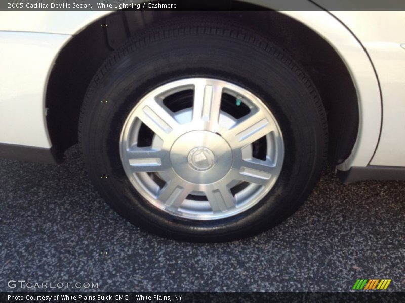 White Lightning / Cashmere 2005 Cadillac DeVille Sedan