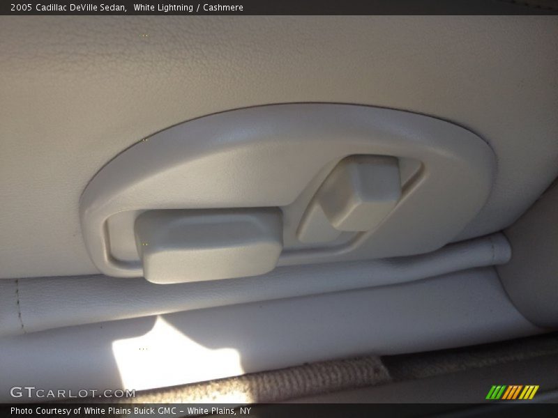 White Lightning / Cashmere 2005 Cadillac DeVille Sedan