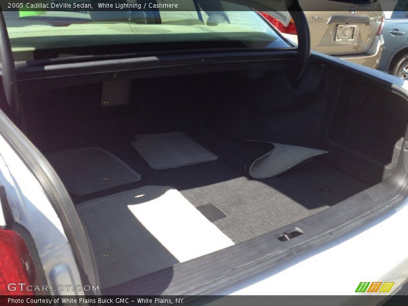 White Lightning / Cashmere 2005 Cadillac DeVille Sedan