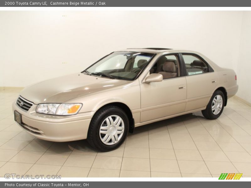 Front 3/4 View of 2000 Camry LE