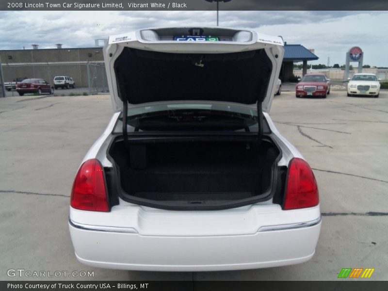 Vibrant White / Black 2008 Lincoln Town Car Signature Limited