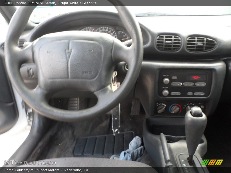 Bright White / Graphite 2000 Pontiac Sunfire SE Sedan