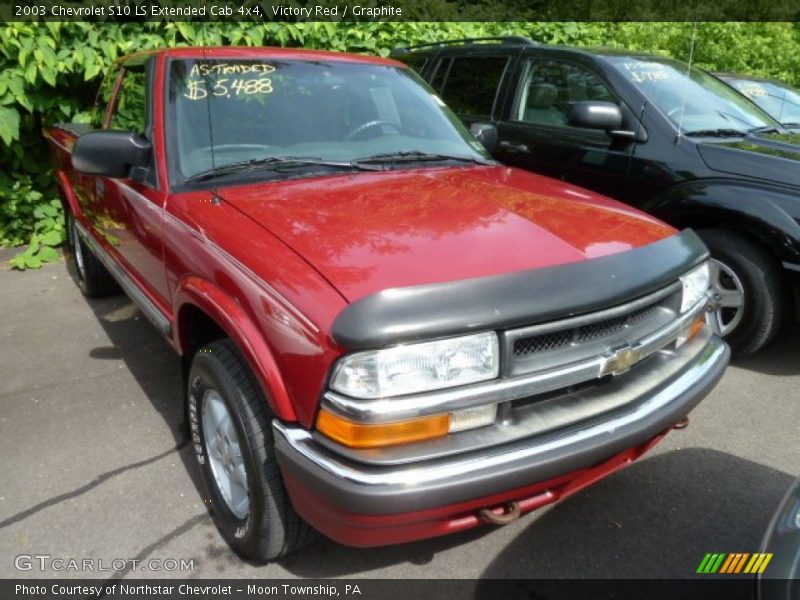 Victory Red / Graphite 2003 Chevrolet S10 LS Extended Cab 4x4