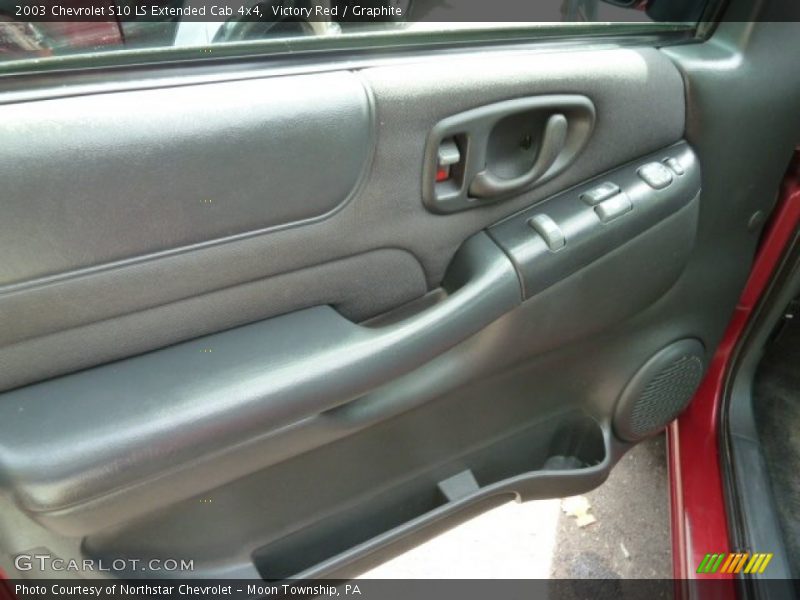 Victory Red / Graphite 2003 Chevrolet S10 LS Extended Cab 4x4