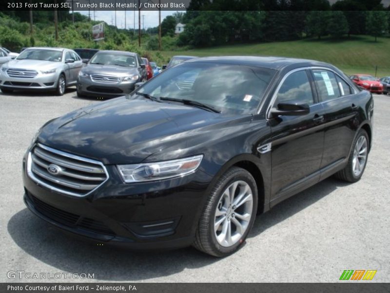 Front 3/4 View of 2013 Taurus SEL