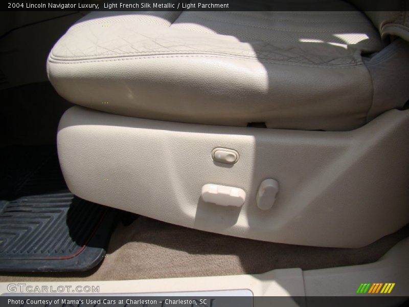Light French Silk Metallic / Light Parchment 2004 Lincoln Navigator Luxury