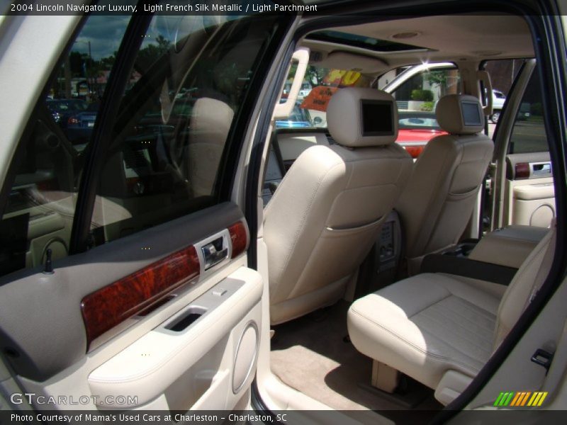 Light French Silk Metallic / Light Parchment 2004 Lincoln Navigator Luxury