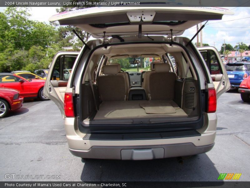 Light French Silk Metallic / Light Parchment 2004 Lincoln Navigator Luxury