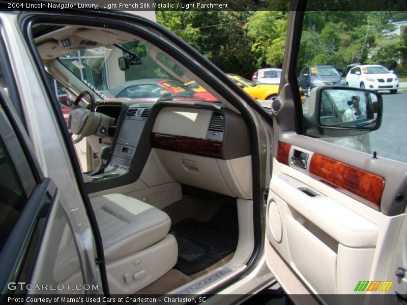 Light French Silk Metallic / Light Parchment 2004 Lincoln Navigator Luxury