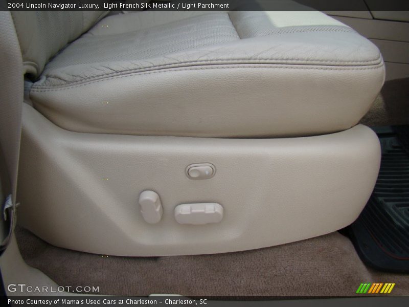 Light French Silk Metallic / Light Parchment 2004 Lincoln Navigator Luxury