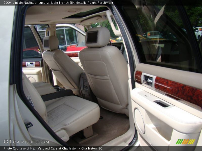 Light French Silk Metallic / Light Parchment 2004 Lincoln Navigator Luxury
